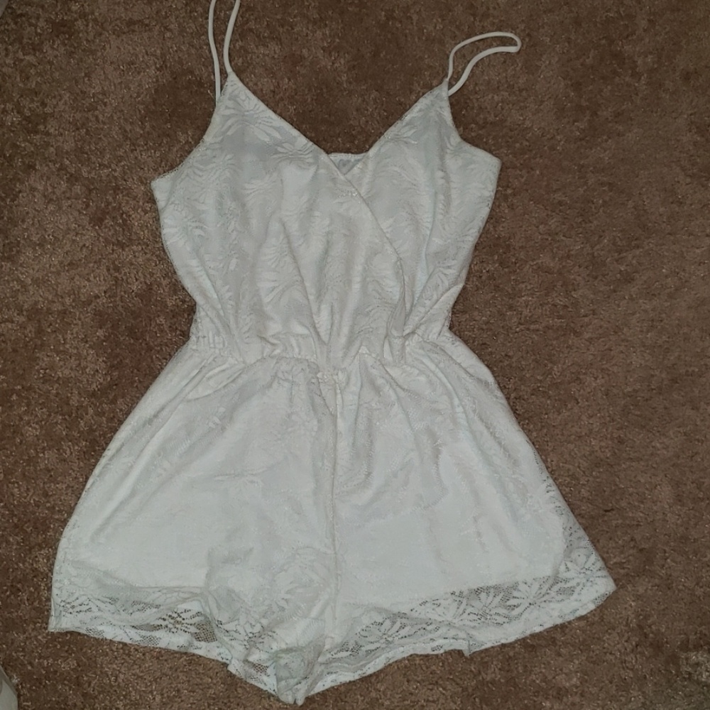 White lace romper size M/L